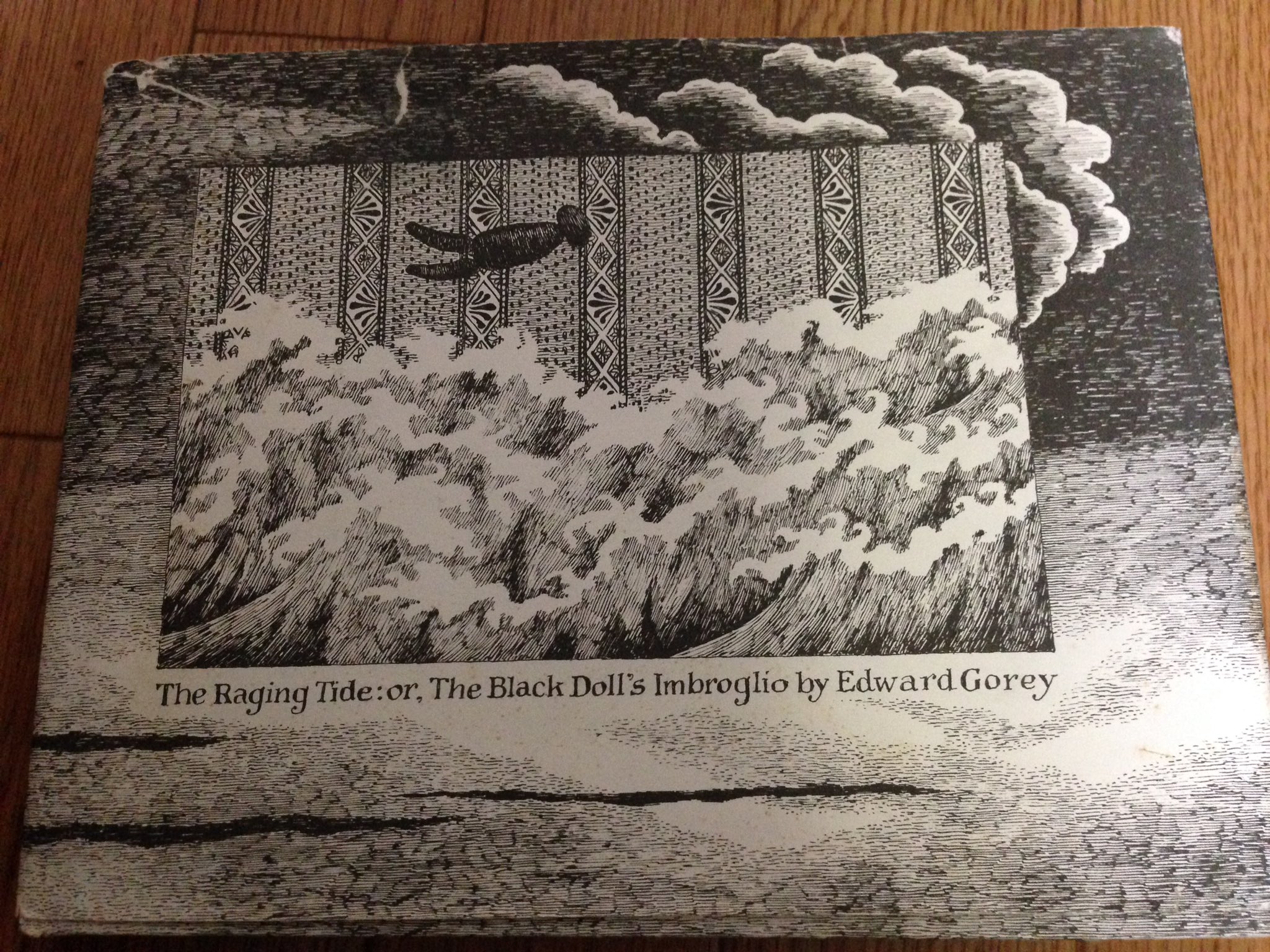 よる Sgsy 1005 9 The Raging Tide ゴーリー後期の作品によく登場するフィグバッシュ と愉快な仲間たちが互いにイタズラを仕掛けて騒ぐ絵本 この絵が気に入った人は ページへ そうでない人は ページへ などの記述がある Amphygorey Againで読め