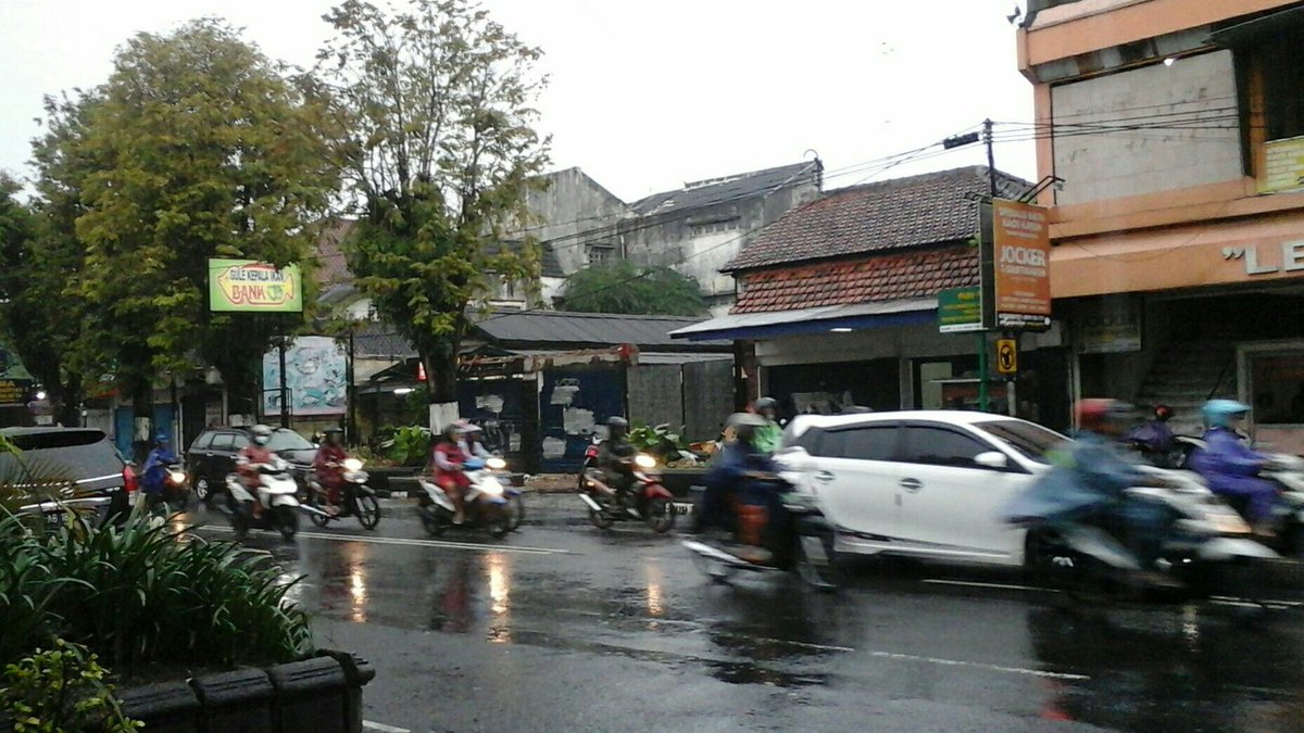 unisifmyk's tweet photo. [JOGJA REPORT] Jl. K.H.A. Dhalan terpantau ramai lancar dan hujan. (Via @ciprawesti ) https://t.co/XkEkdrZecj