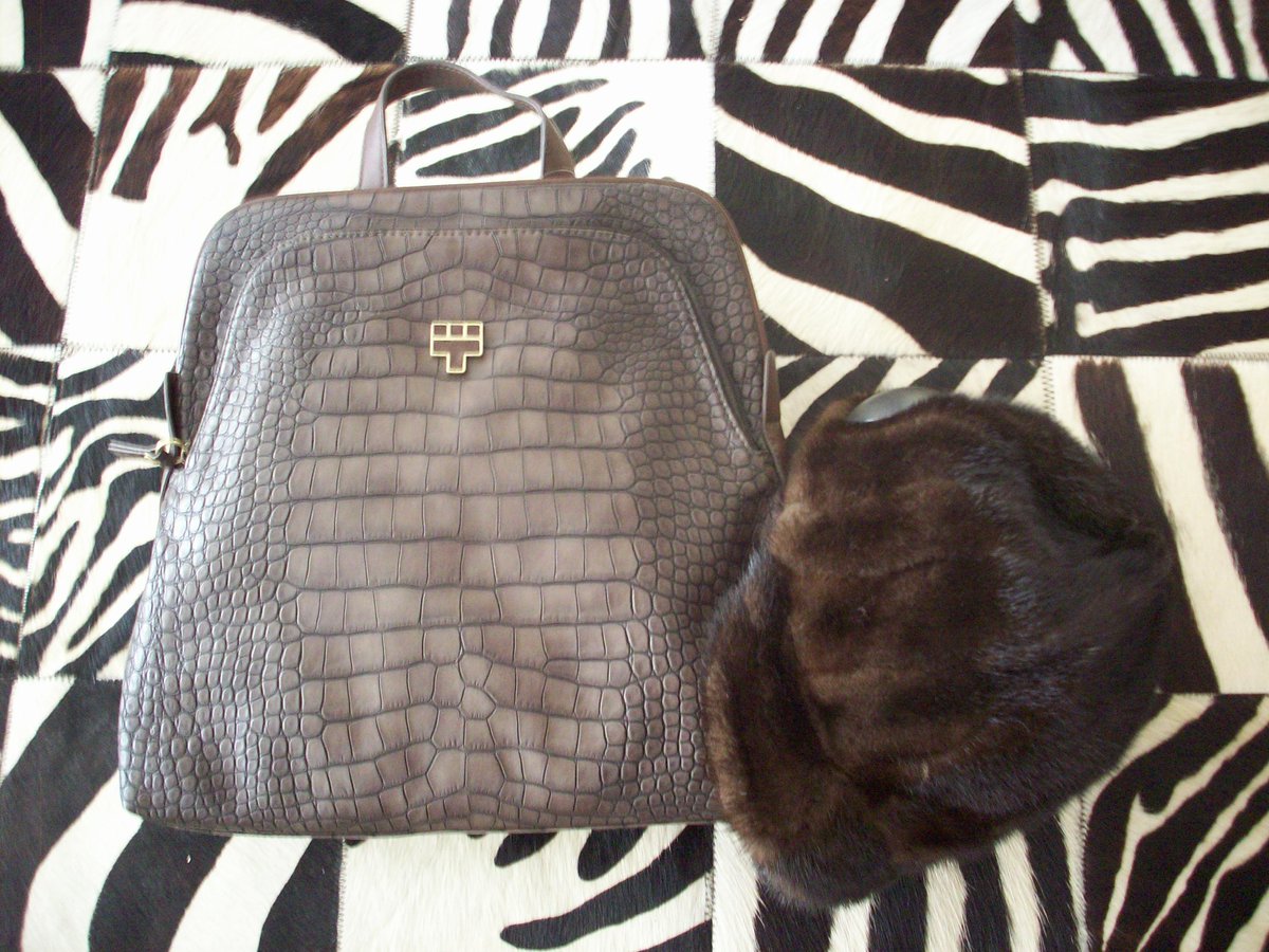 copielvlc's tweet photo. Si quieres ir combinada con uno de los grandes #hits , no te pierdas este bolso texturizado y nuestro gorro de pelo. #modamujer https://t.co/n79Su0u9wG
