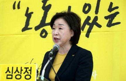 g100009's tweet photo. 심상정 “황교안도 박근혜와 탄핵당한 것…무모한 꿈 꾸지 마라☞ 가소로와 죽겠네! 감히 누구한테 협박 질이야?미친 개소리 말고 니 주제파악이나 해라!주제도 안 되는게 어디서 감히 대선출마 선언을 하는가? 황교안 대행은 대한민국19대 대통령이 될 것이다 https://t.co/ipyU9PP7UP