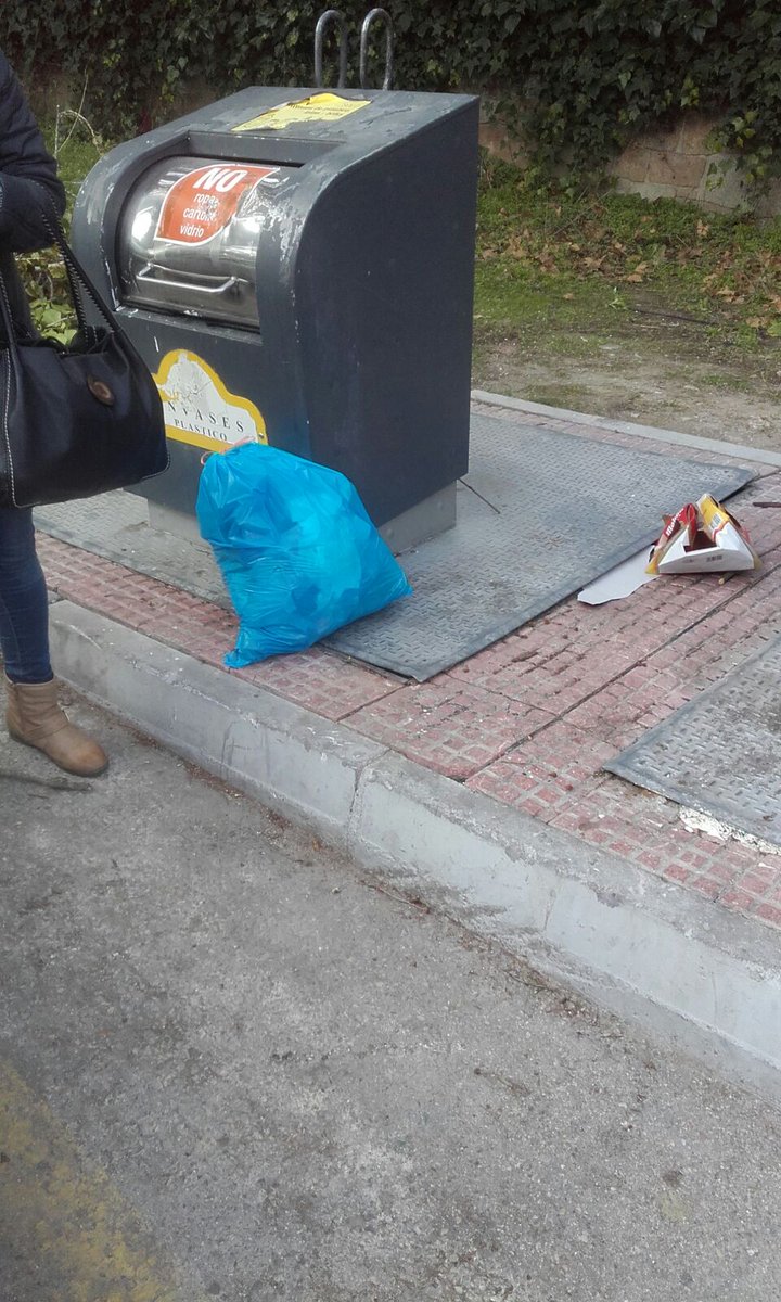 PoliciaAlcorcon's tweet photo. ¿Sabias que depositar bolsas de basura fuera de la isla ecológica es una infracción con sanción hasta 750 € ? Denunciado Campodón #Alcorcón. https://t.co/UtLY6HJW8p