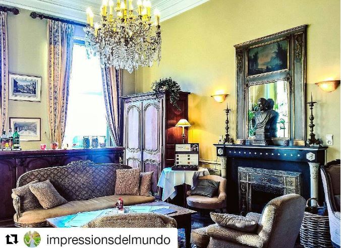 How much do you rate the overall atmosphere of the hotel bar in Martin's Relais on the scale 1-10?