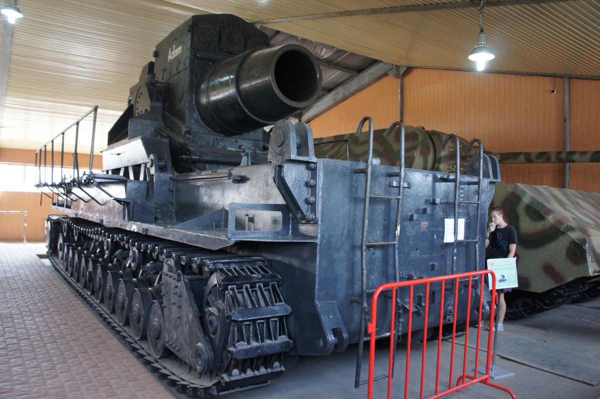 なんだありゃ！？」「カールっすよ！カール！」 カール自走臼砲