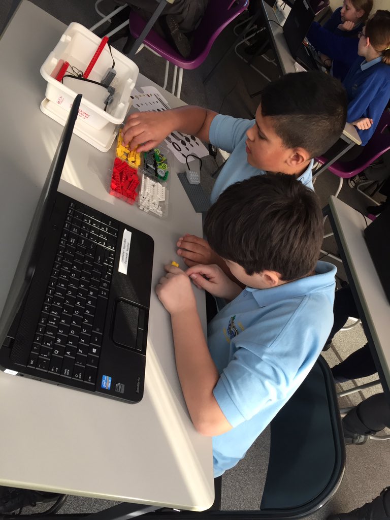 YsgolBroGwydir's tweet photo. Codio yn defnyddio Lego! Coding using lego @myTQG. #wythnosSTEM #STEMWEEK https://t.co/GMf5FLCB32