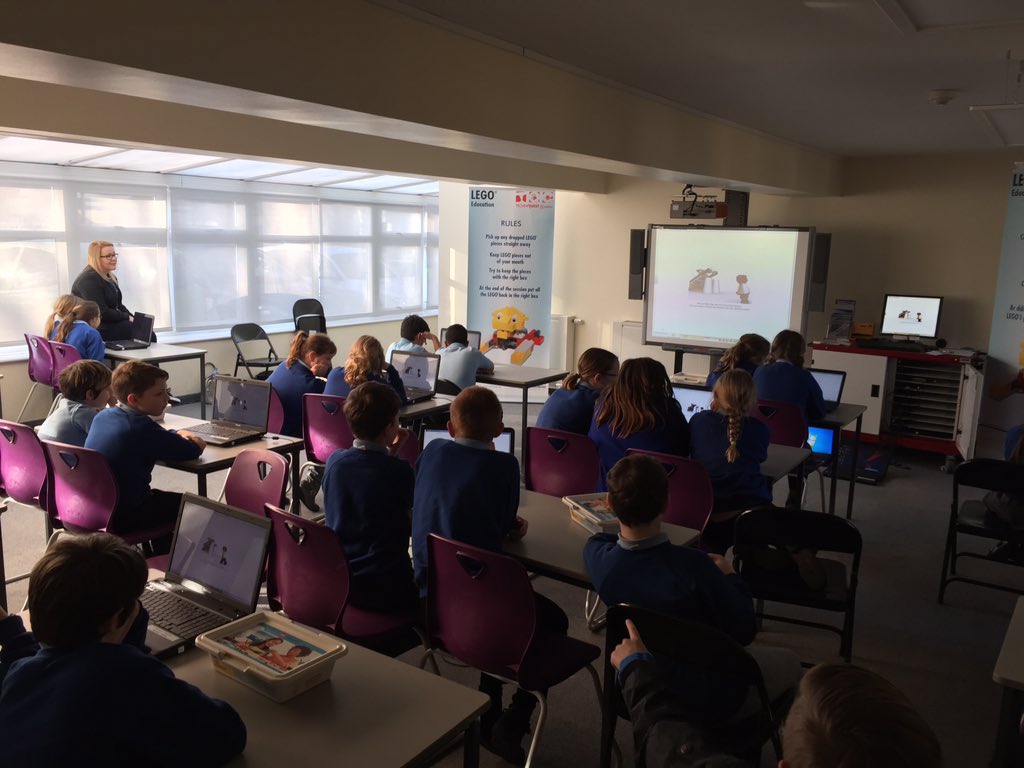 YsgolBroGwydir's tweet photo. Codio yn defnyddio Lego! Coding using lego @myTQG. #wythnosSTEM #STEMWEEK https://t.co/GMf5FLCB32