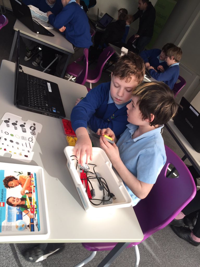 YsgolBroGwydir's tweet photo. Codio yn defnyddio Lego! Coding using lego @myTQG. #wythnosSTEM #STEMWEEK https://t.co/GMf5FLCB32