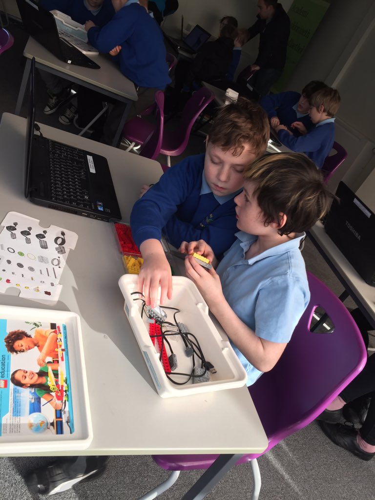YsgolBroGwydir's tweet photo. Codio yn defnyddio Lego! Coding using lego @myTQG. #wythnosSTEM #STEMWEEK https://t.co/GMf5FLCB32