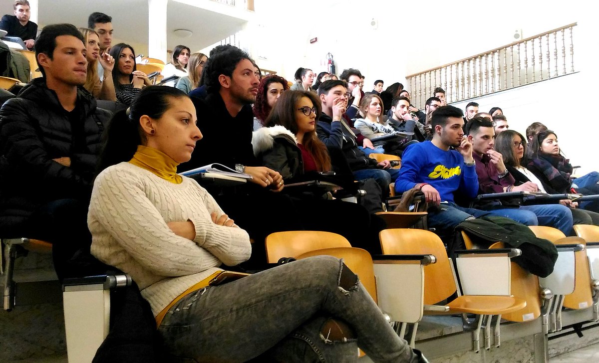 AsuFederico2's tweet photo. Oggi all'@UninaIT parliamo di #Europa e opportunità che mette in campo per giovani: #Erasmus e #EuropeanSolidarityCorps https://t.co/2p6bhLgVjb