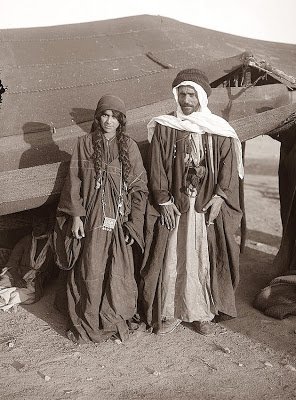 Awter9's tweet photo. زوجين من البادية صُورت عام 1900م https://t.co/0XTiSECQuO