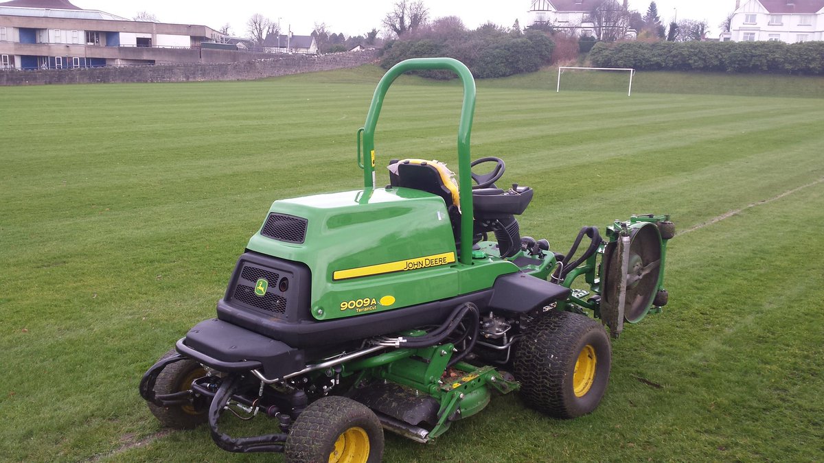 RickyNei11's tweet photo. Great day for it! JD 9009A, #cleancut #bangtidy #easyoperation #POWER . Call for an onsite demo today. 07968 620055 🚜⛳⚽🏉 @greenkeepingire https://t.co/dSqGHS7CDX