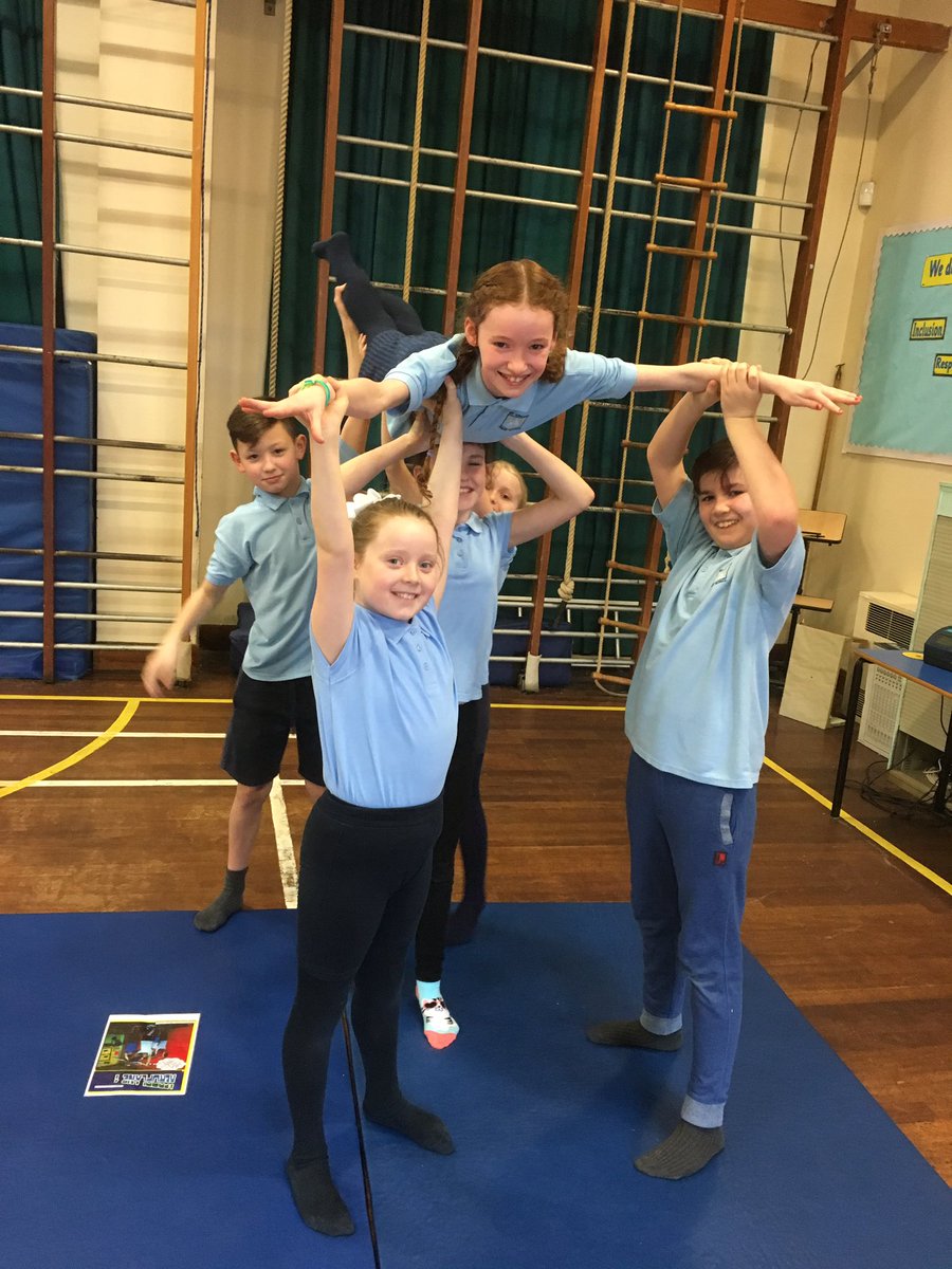 MissOliverStNin's tweet image. Budding gymnasts! #happy #balanceandcontrol #teamwork