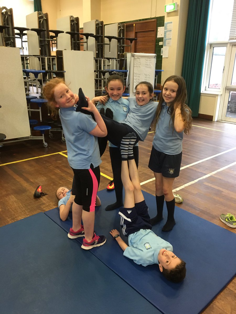 MissOliverStNin's tweet image. Budding gymnasts! #happy #balanceandcontrol #teamwork