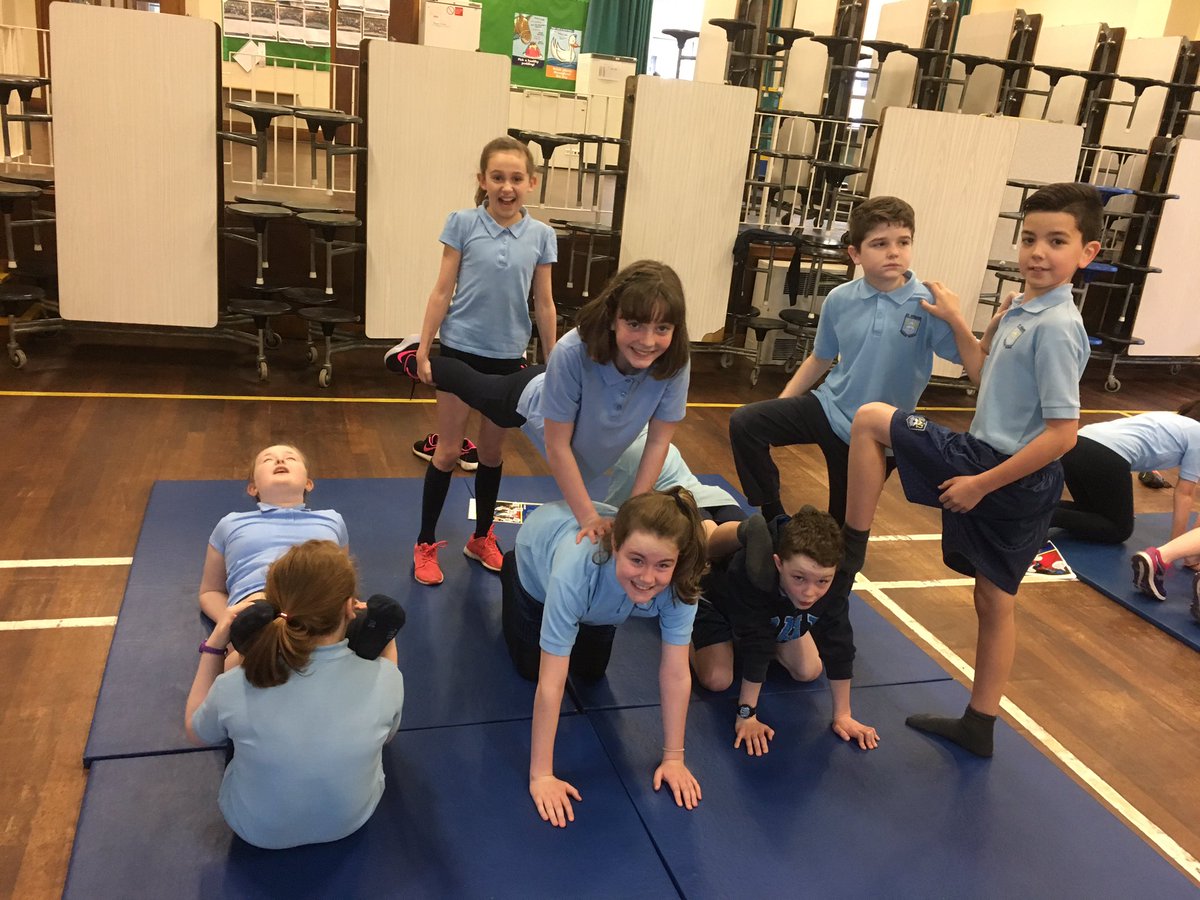 MissOliverStNin's tweet image. Budding gymnasts! #happy #balanceandcontrol #teamwork