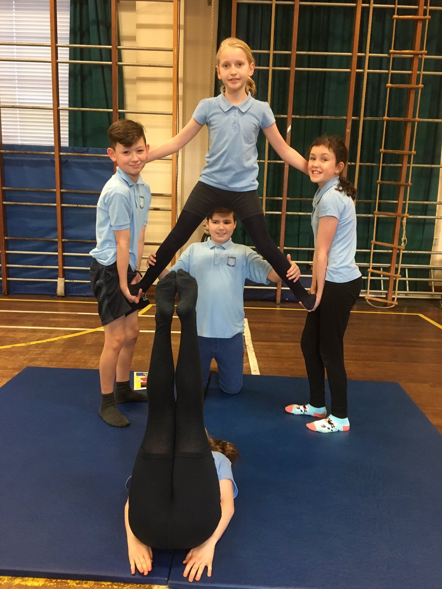 MissOliverStNin's tweet image. Budding gymnasts! #happy #balanceandcontrol #teamwork