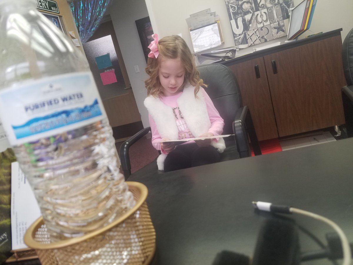 JES_HornsUp's tweet photo. PPerk: Morning Storytime! Forget the paperwork...#mdpurpose #cecomets #put1stthings1st https://t.co/YEXolq2dFW