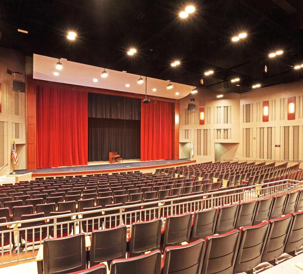 School assembly hall. School hall. вестибюль школы. School hall. кобэм-холл.