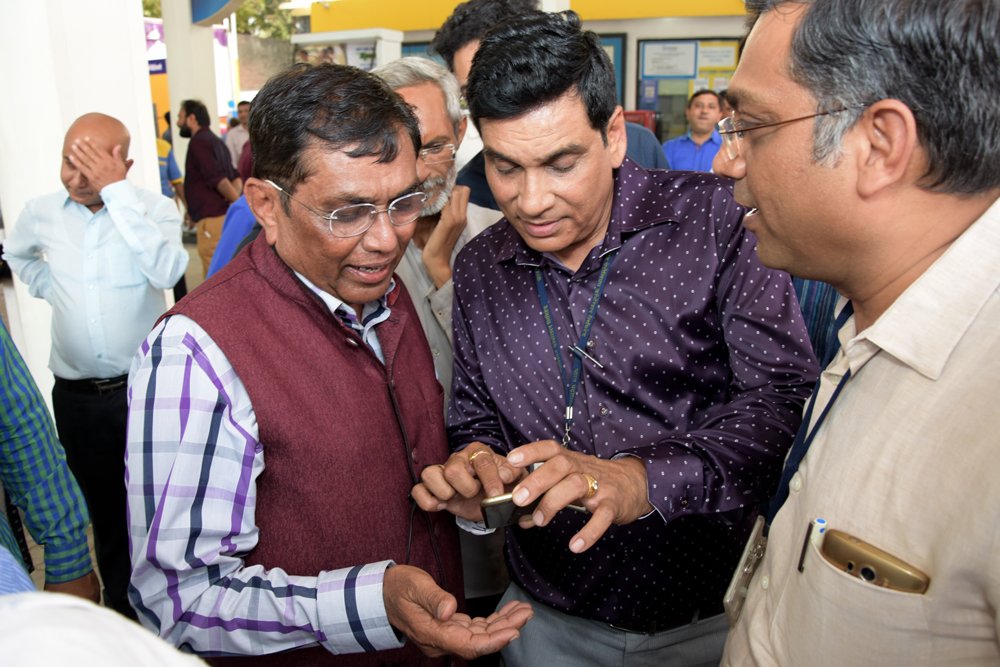 HPCL's tweet photo. Hon MP @drkiritpsolanki campaigning to promote #CashlessTransactions #digitalpayments at PtrlPmps in Ahmedabad @HPCL #LessCashLess https://t.co/aYmZNb5Xf4
