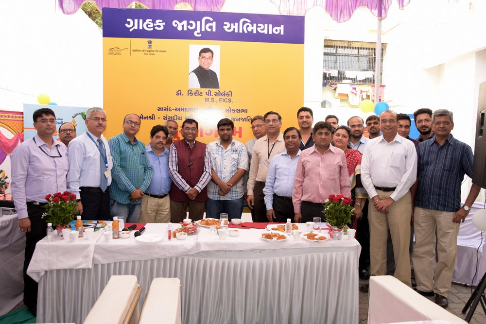 HPCL's tweet photo. Hon MP @drkiritpsolanki campaigning to promote #CashlessTransactions #digitalpayments at PtrlPmps in Ahmedabad @HPCL #LessCashLess https://t.co/aYmZNb5Xf4