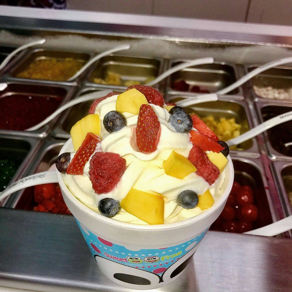 SweetFrogNWI's tweet photo. HOPPY HOP DAY! What kind of fruit do you like on your FROYO? 💕🐸  #sweetFrog #HopDay https://t.co/cXINTj1JBW