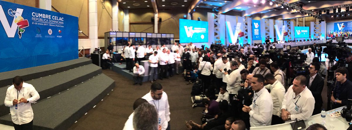 [En Breve] Prensa a la espera de la foto oficial en la V Cumbre de Jefas y Jefes de Estado y de Gobierno #CELACRD2017.🇩🇴  #VCumbreCELACRD
