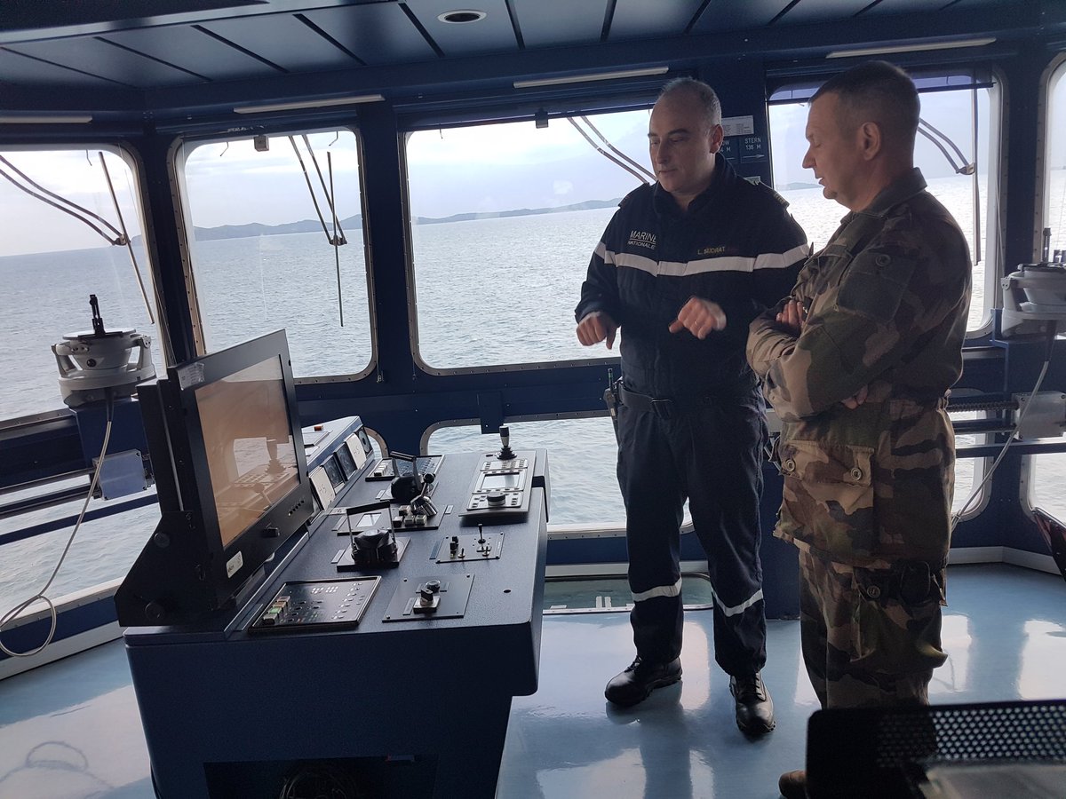 COM6BLB's tweet photo. Enfin à bord du BPC Tonnerre! avec l'état-major de la 6BLB, pour une manoeuvre amphibie #entrainement #interarmees #shiptoshore https://t.co/mBbUc5Bi8V