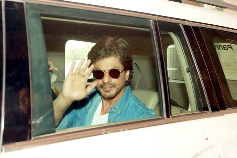 ShahRukhKhan_FC's tweet photo. [ #HQ ] #ShahRukhKhan @iamsrk celebrated #RepublicDay  in Delhi ... #RaeesDay #RaeesPromotions #RaeesAaGayaChaaGaya https://t.co/BonWz82SIM