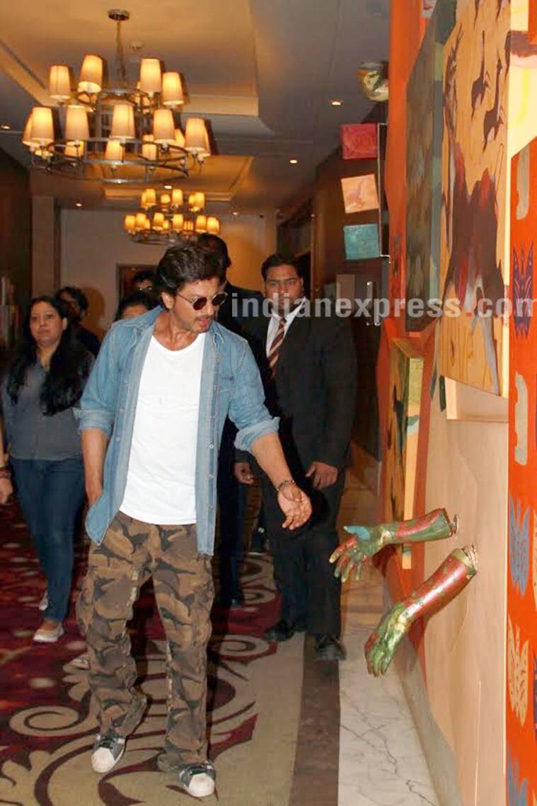 ShahRukhKhan_FC's tweet photo. [ #HQ ] #ShahRukhKhan @iamsrk celebrated #RepublicDay  in Delhi ... #RaeesDay #RaeesPromotions #RaeesAaGayaChaaGaya https://t.co/BonWz82SIM