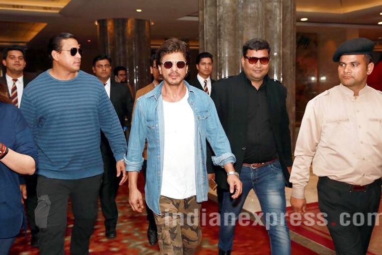 ShahRukhKhan_FC's tweet photo. [ #HQ ] #ShahRukhKhan @iamsrk celebrated #RepublicDay  in Delhi ... #RaeesDay #RaeesPromotions #RaeesAaGayaChaaGaya https://t.co/BonWz82SIM