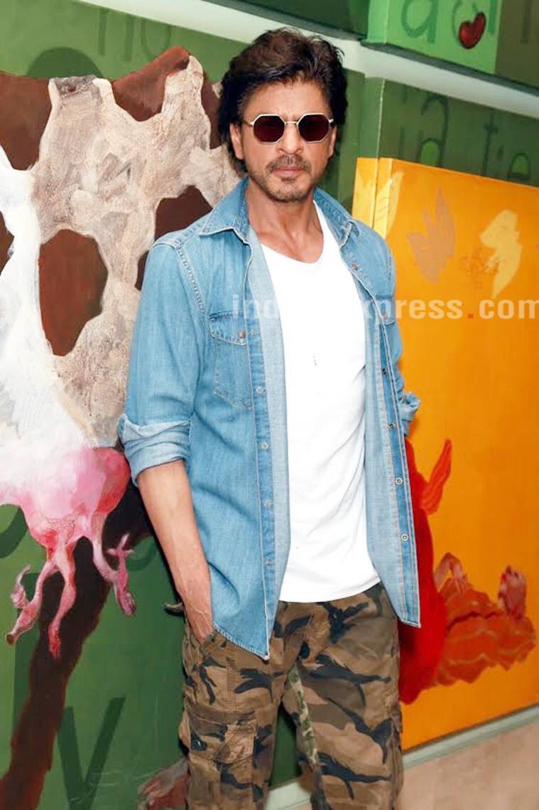 ShahRukhKhan_FC's tweet photo. [ #HQ ] #ShahRukhKhan @iamsrk celebrated #RepublicDay  in Delhi ... #RaeesDay #RaeesPromotions #RaeesAaGayaChaaGaya https://t.co/BonWz82SIM
