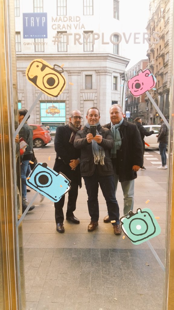 onesimodesanto1's tweet photo. !Con dos Grandes! @joaquindtf y Carlos Herguedas #tryplovers #GranVia #mhispain https://t.co/tacFVLJkuE