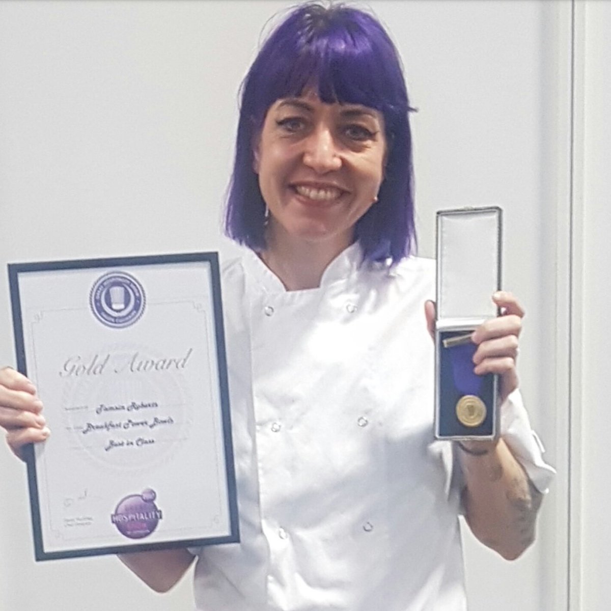 LexyFood's tweet photo. The fabulous Tam with her #Gold🎖️&amp; #BestinClass award @HospShow for her stunning power bowls #healthyeating #cleaneating #energy #cheflife https://t.co/MVGmQpNzMI