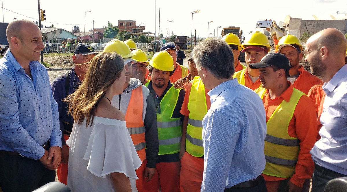 YoSoyMartiniano's tweet photo. #Ahora junto al presidente @mauriciomacri y la gobernadora @mariuvidal recorremos las obras de ensanche y pavimento en Camino Gral. Belgrano https://t.co/AOwjYEPjV9