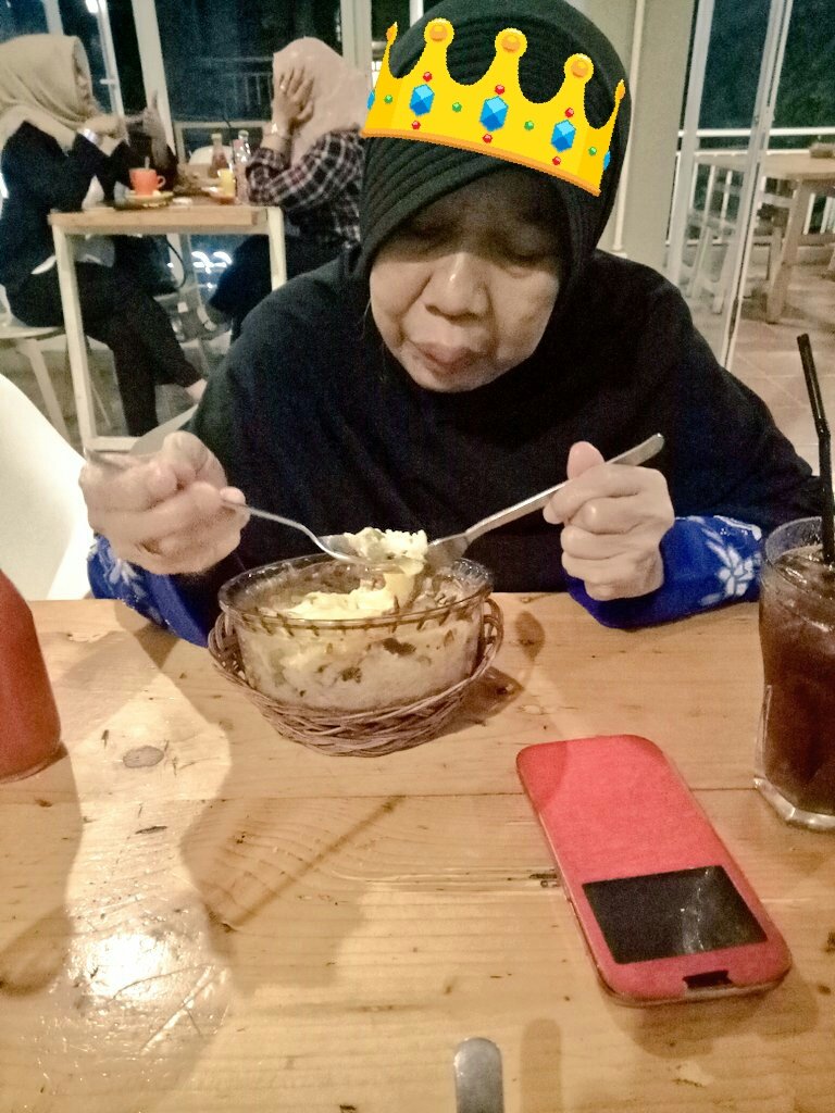 rorozholic's tweet photo. temen hangout https://t.co/YBkuHLn5mu