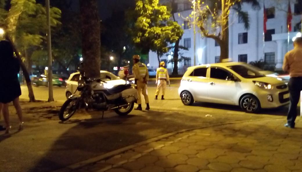 MAngelVietnam's tweet photo. Corrupted police in #Hanoi collecting brives prior to Tet, common practise in #Vietnam #hatecorruption . 20 cars stopped in few minutes https://t.co/HIz3Qotrum