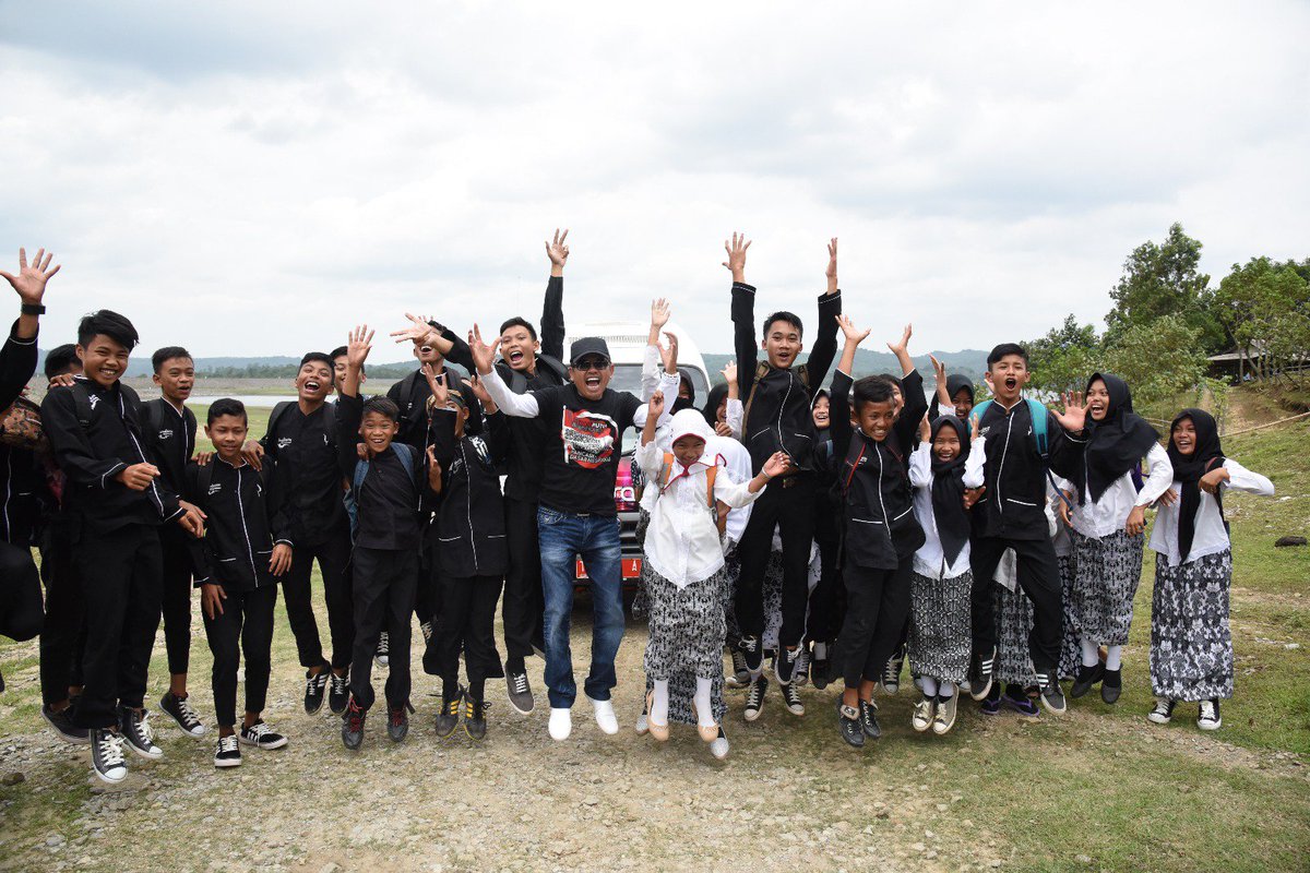 Anak-anakku yang tinggal di sudut kampung, kami siapkan "Kidang Kencana" untuk kalian, Bapak TNI akan menemani setiap pagi, semangat ya!