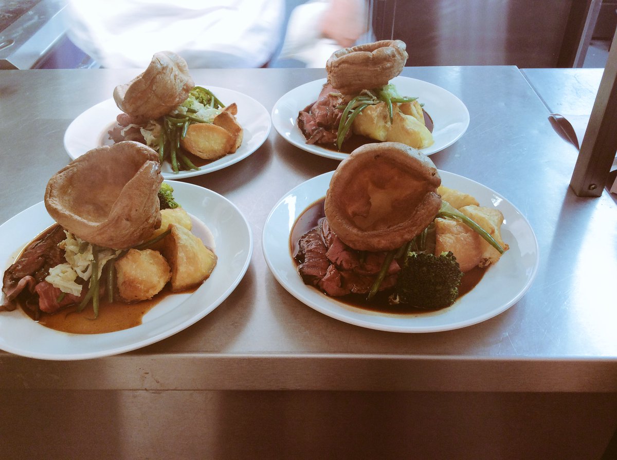 therunnerspub's tweet photo. Nothing planned for Sunday? We can think of a good way to spend your day 🍗🍷🍻#sundayroast https://t.co/8O8yo7drVA