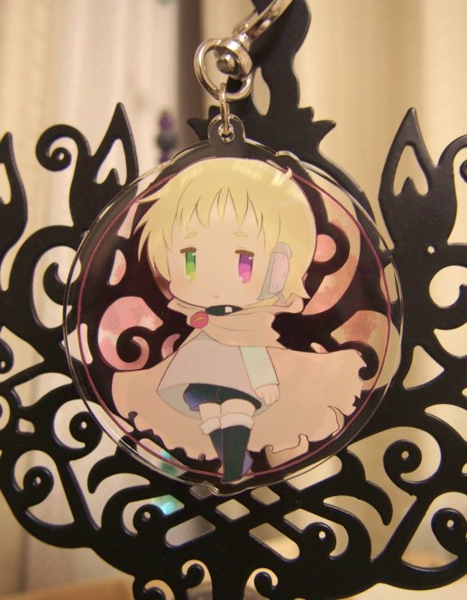 それと…ウォロハウアクキーを発注するついでにAVENGERアクキーも注文していました。自分用に。背景の赤い月は透過指定したんですが、いい具合に透けてるので大満足です。 