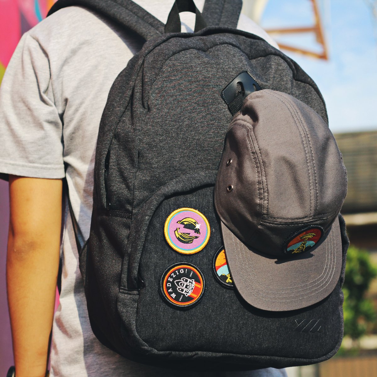 WDZG's tweet photo. 6. Lash tab. Bagian berbentuk ketupat pada tas yang bisa digunakan sebagai pengait topi. #WedWearing https://t.co/ycPIrh28pW