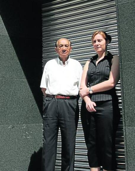 IBERJOYAFOREVER's tweet photo. Desde #Iberjoyaforever queremos transmitir a la familia de D. CARLOS ROIBAS DE INZA nuestro mas sincero pésame https://t.co/7KJAtQuhA5 https://t.co/UEyTKKDuvc