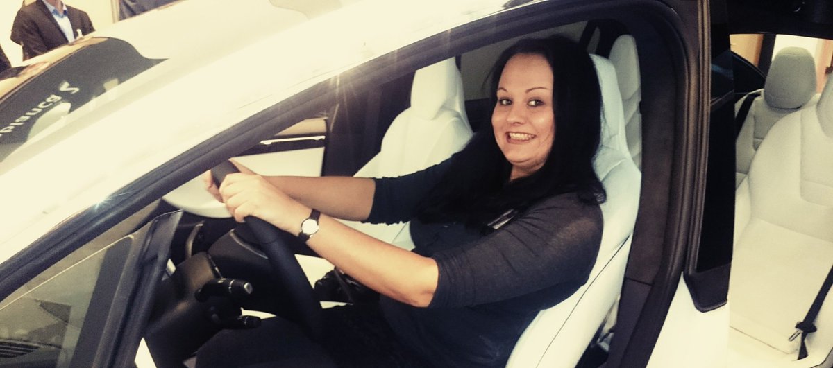 netz_de's tweet photo. Kann man nicht downloaden, aber macht trotzdem Spaß!!! Tesla Model X auf der #cebitpreview https://t.co/wXEZewegP8