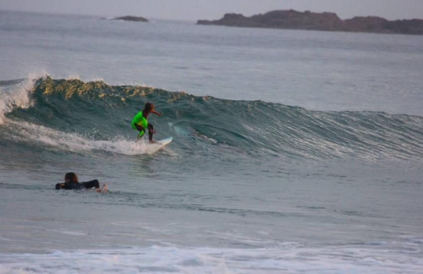 Un surfeur de 10 ans passe au-dessus d'un requin blanc en Australie bit.ly/2jwNRRC