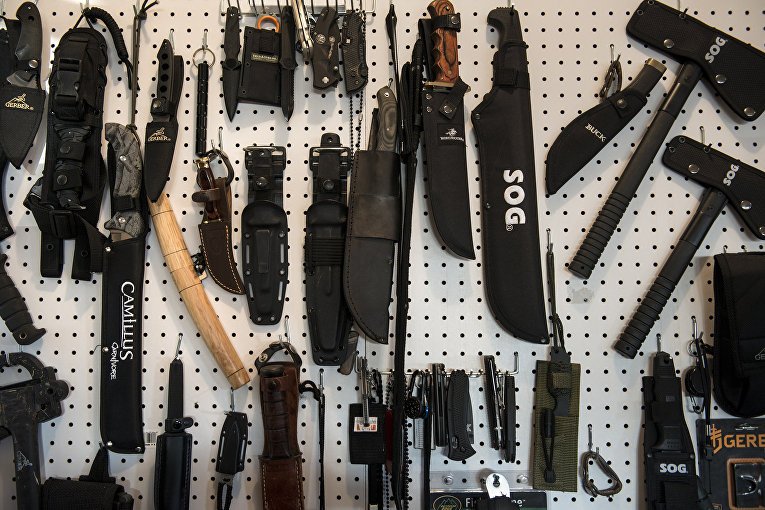 арсенал оружия для зомби апокалипсиса. набор для выживания при зомби апокалипсисе. на случай апокалипсиса. рюкзак выживальщика на зомби апокалипсис. на случай апокалипсиса.