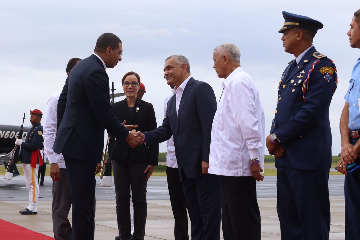 Andrew Holness, primer ministro de Jamaica, llega a nuestro país para #CELACRD2017.
