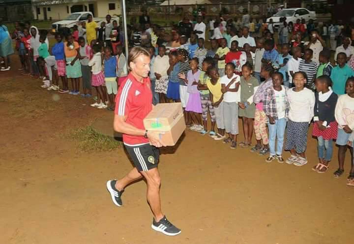 Scheenadonia's tweet photo. Merci à l'équipe du #Maroc pour le don de livres et d'équipements dans une ecole à Bitam au #Gabon 
Pas nos faux types là ! #Can2017 #AFCON https://t.co/jbeW3Hhh6z