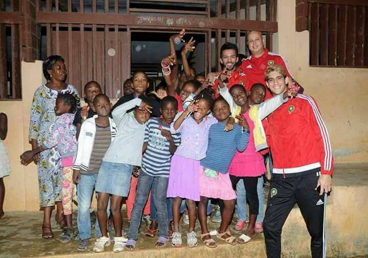 Scheenadonia's tweet photo. Merci à l'équipe du #Maroc pour le don de livres et d'équipements dans une ecole à Bitam au #Gabon 
Pas nos faux types là ! #Can2017 #AFCON https://t.co/jbeW3Hhh6z