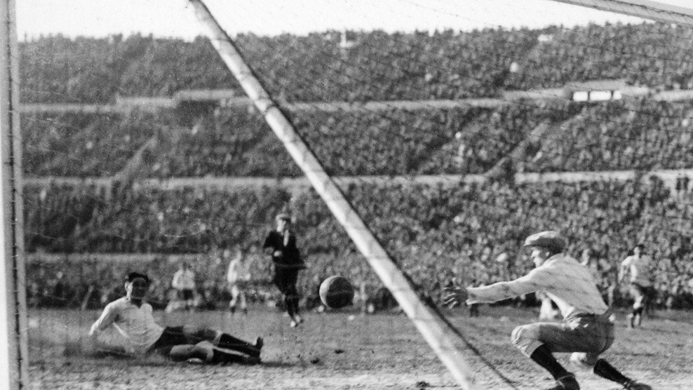 fifaworldcup_de's tweet photo. #WM1930 🇺🇾 in 🔢: Gewusst? 3️⃣0️⃣,0️⃣0️⃣0️⃣ Argentinier überquerten den Rio de la Plata, um das Finale mitzuerleben ➡️https://t.co/EDE1QQwiHM https://t.co/fdoYaGVg9Y