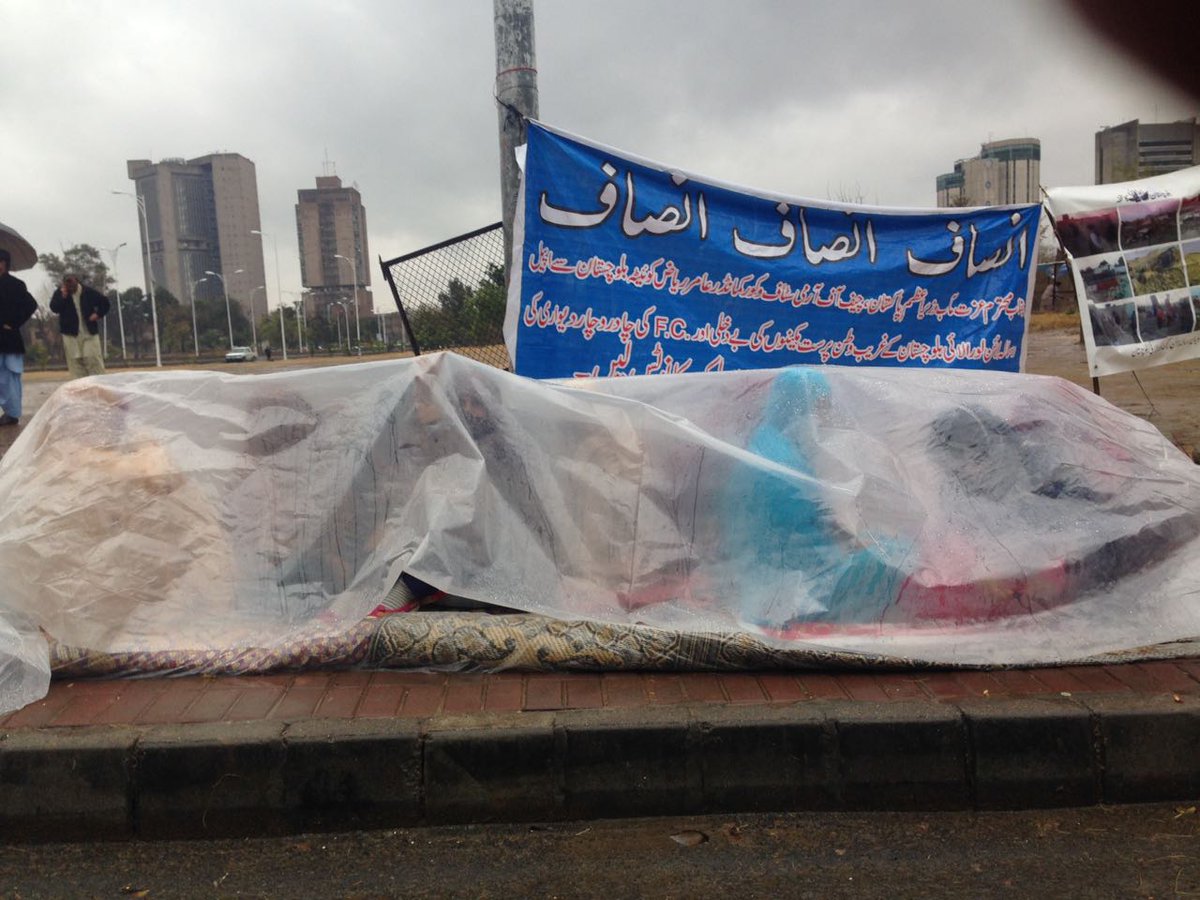 Khushal_Khattak's tweet photo. Women from Loralai, Balochistan who've lost their homes continue to sit in the rain in protest in front of the press club in Islamabad. https://t.co/WCaeySUj4H