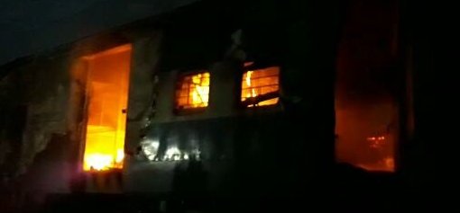 1stIndiaNews's tweet image. Morena (#MadhyaPradesh): Fire breaks out inside the luggage bogie of 14624 #Patalkot Express. Efforts to douse the fire on