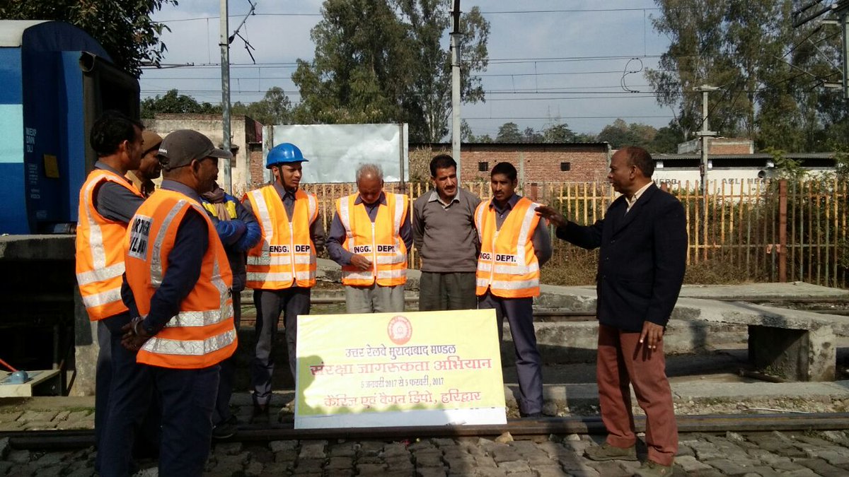 मुरादाबाद मण्डल पर जारी संरक्षा अभियान: trolley,  पिवट और अन्य सेफ्टी गियर पर यांत्रिक कर्मचारियों  की जागरूकता  @drm_moradabad <a href="/CME_NR/">NRCmeSmiling</a>
