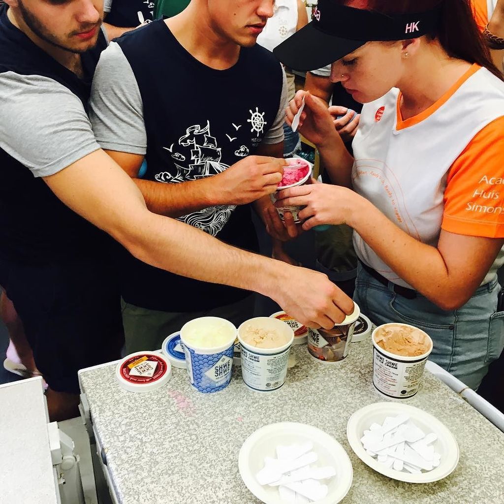 Defeating the heat one scoop at a time. Team work! .
.
.
#tasting #hk #stellenboschheat #i… ift.tt/2kiqJr2